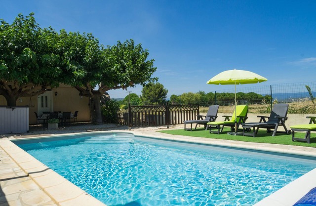 Quiet villa - private pool and fenced garden