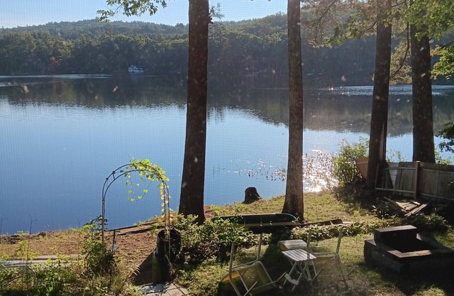 Quiet waterfront 4-season cottage on Sandogardy Pond.