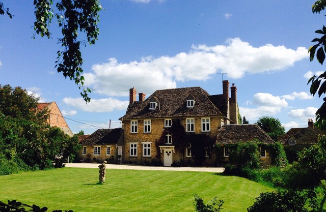 QUNITESSENITALLY ENGLISH MANOR SLEEPS 20 , HOT TUB, BBQ, WILD SWIMMING , BOATING