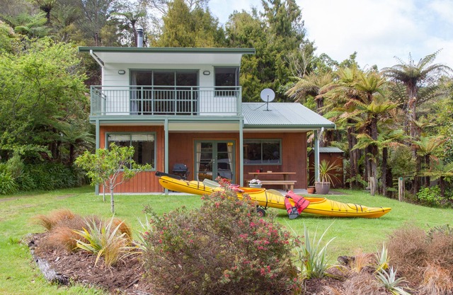 R AND R LAKE HOUSE - LAKE ROTOEHU HOLIDAY HOME in Lake Rotoehu