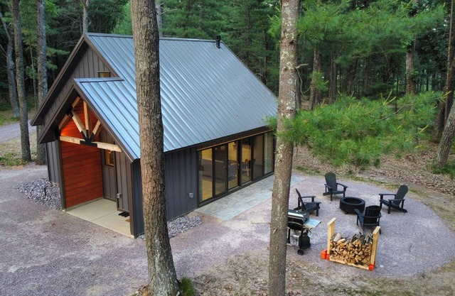 Raccoon Cabin @ Orange Tractor Retreat: a new, modern cabin on 40 private acres