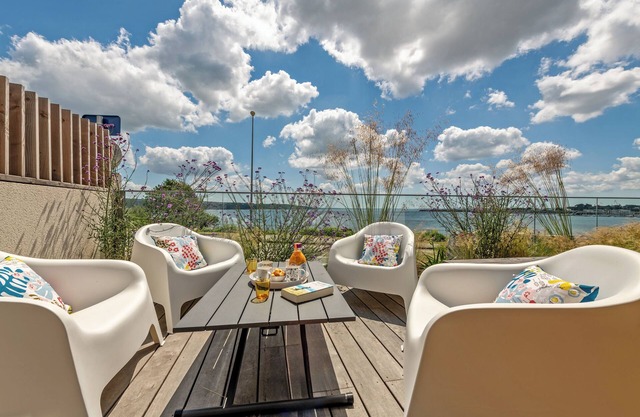 Radieuse villa - Sea view - Beach 30 meters away