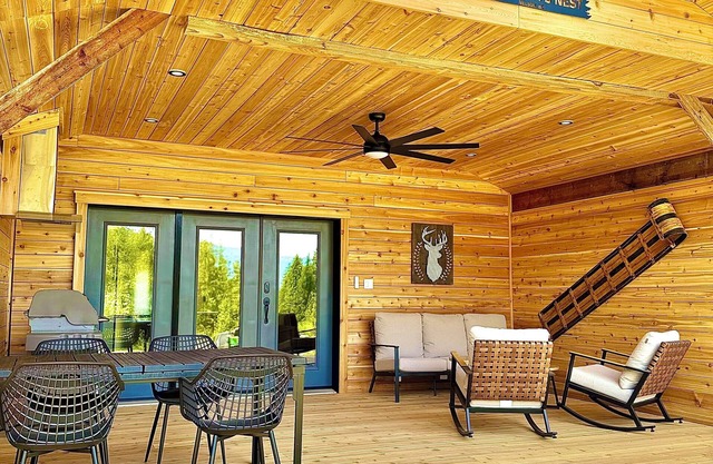 RAVEN’S NEST * Luxury Mountain Chalet * Spectacular Indoor & Outdoor living!