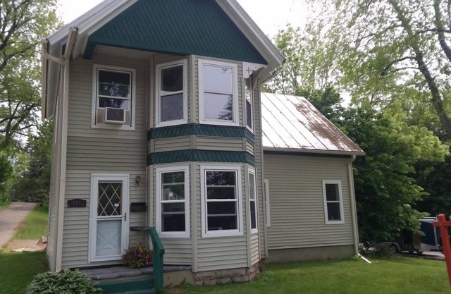 Red Hawk Landing, cozy house in the heart of Ripon College Campus.
