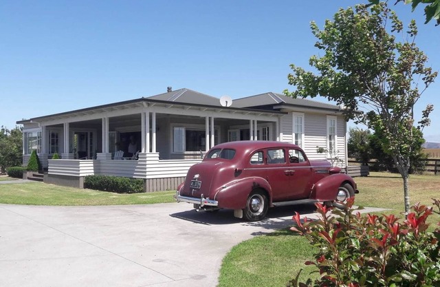 Red Robin Country Cottage - 1940's Character Homestead
