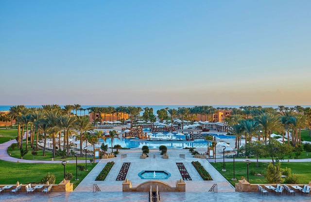 Red Sea Vibes l 3 Family Room, Poolside Fun, Dining Options & Beach Bliss