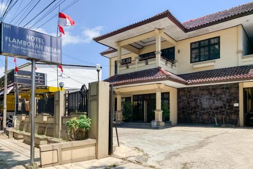 RedDoorz Syariah at Flamboyan Indah Kuningan
