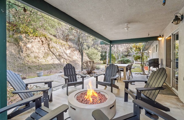 Redesigned - Fire pit - BBQ - Sleeps 12 - King Bed