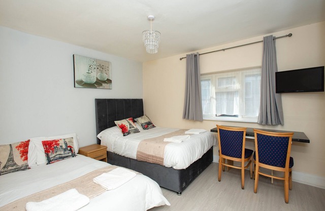 REDUCED RATE - Compact Studio 20 minutes to London via fast train
