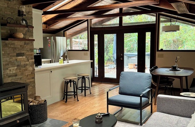 Redwood Cabin - with Wine Tasting and Hot Tub