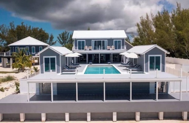Reef House Abaco - Tranquil Beach Retreat Perfect for Large Groups