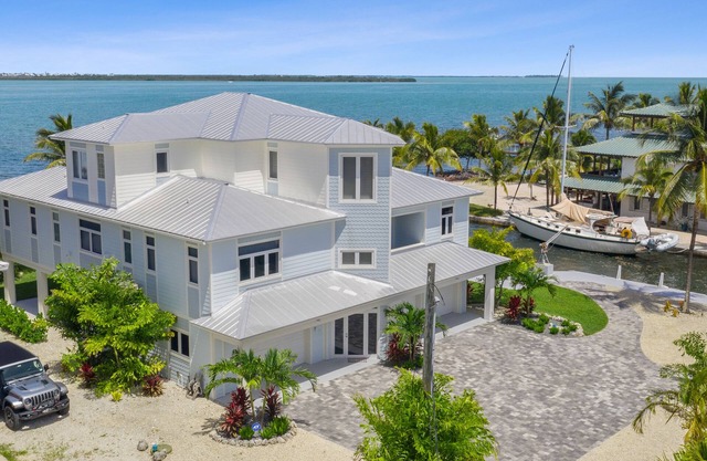 ~Reel Em' Inn~ Luxury Oceanfront Summerland Key home with deep water and pool!