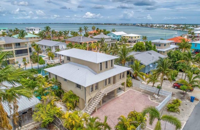 REEL ESCAPE - 4 Bedroom/2 Bathroom w/Pool, Boat Dock & Sleeps 8!