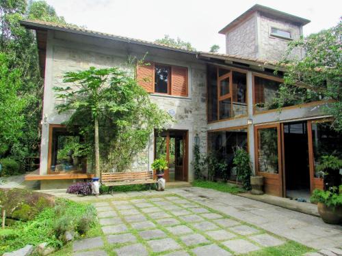Refúgio em Mauá – 4 Suítes, Ofurô, Cachoeira e Vista Incrível