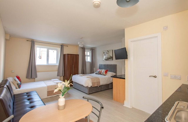 *REFURBISHED* Studio (1) 25 mins to London Bridge