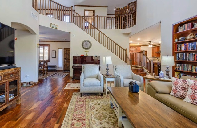 Relax in Home w/Htd. Pool+Hot Tub, Putting Green, Whirlpool Bath+Steam Shower