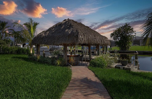 Relax in Style: 3BR/2BA Retreat, Pool & Tiki Hut