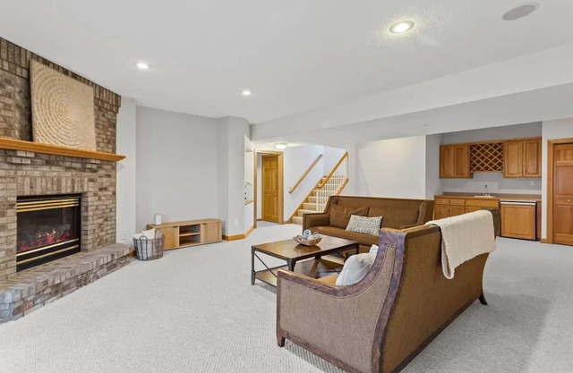 Relax in Style in Huge House with Comfort – Perfect Short-Term Stay