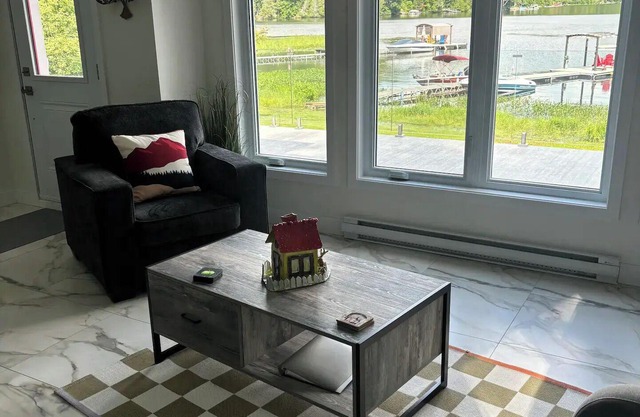 Relaxation at its best - Waterfront cottage - Private Road