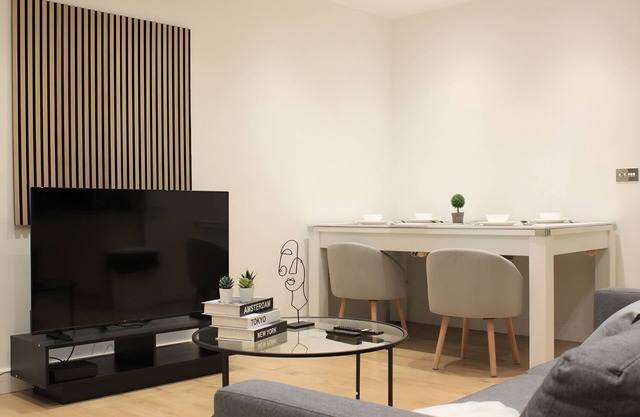 Relaxed & Cozy Family Getaway in Purley Rise - Minutes from Gatwick Airport