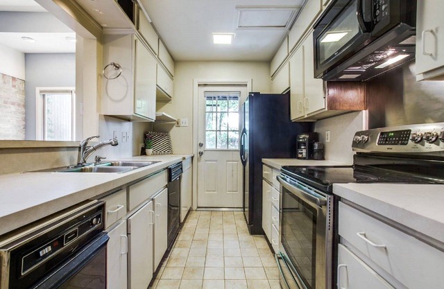 Relaxed Uptown Dallas Townhouse : On Katy Trail near SMU