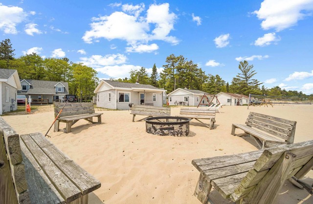 Relaxing 3BR Retreat on Lake Huron’s Shore