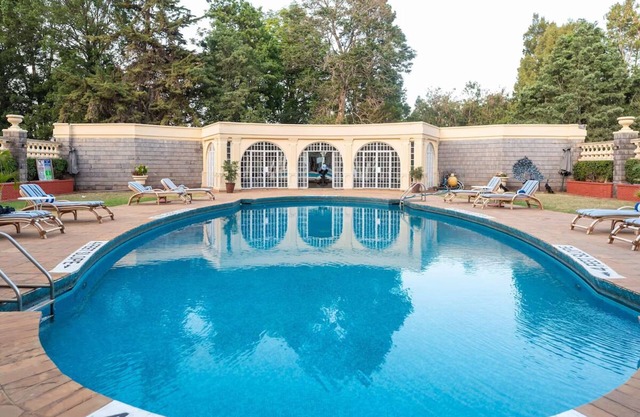 Relaxing and Elegant Getaway in Grand Kenyan Presidential Suite | Free Parking