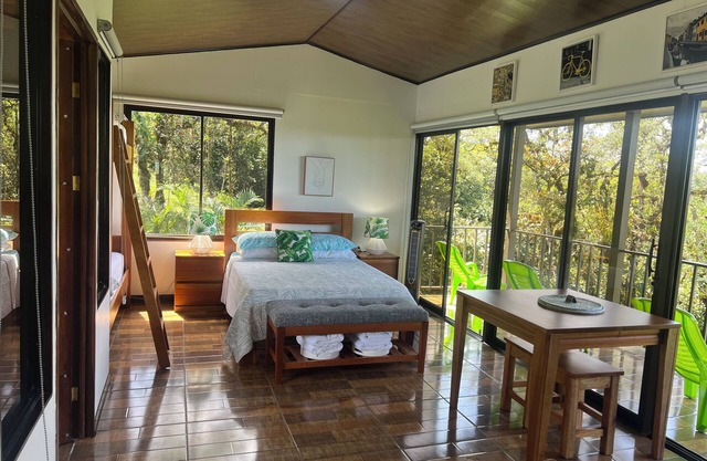 Relaxing cabin surrounded by an abundance of nature/Un lugar de paz y privacidad