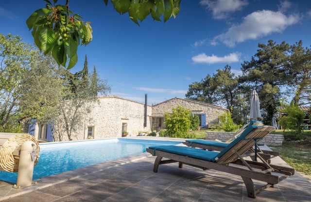 Relaxing environment with pool et magnificent views of Cevennes and Mont Bouquet