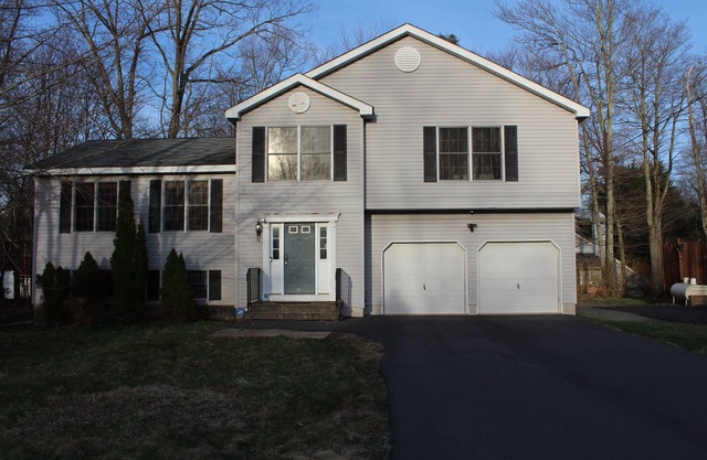 Relaxing in 4-bedroom house in heart of Pocono Summit.