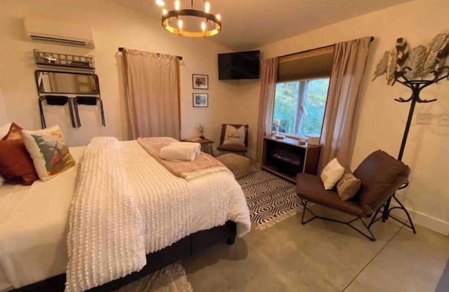 Relaxing Retreat, Farm Fresh Eggs & Pond Sunsets