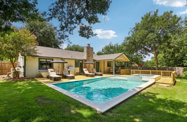 Relaxing Retreat w/Heated Pool, Cold Plunge, Game Room – 12 Min to Kalahari Resort