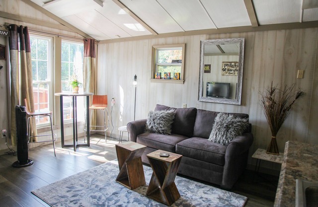 Relaxing, tiny cabin in the woods over a beautiful lake