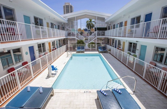 Relaxing Vacation in Miami Beach! Pool, Beach Access! Near Bass Museum of Art!