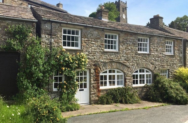 Remarkable barn conversion for 6 & 2 dogs, w/free WiFi, open fire & 50 yards from the pub