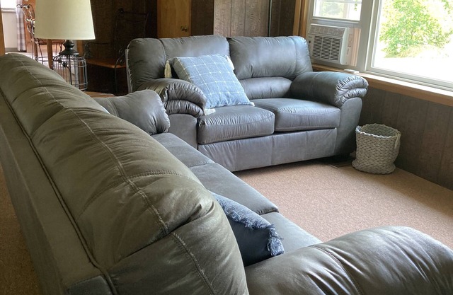 Remodeled cottage beside Dunnings Creek, minutes from Rt 30, I-99 & PA Turnpike