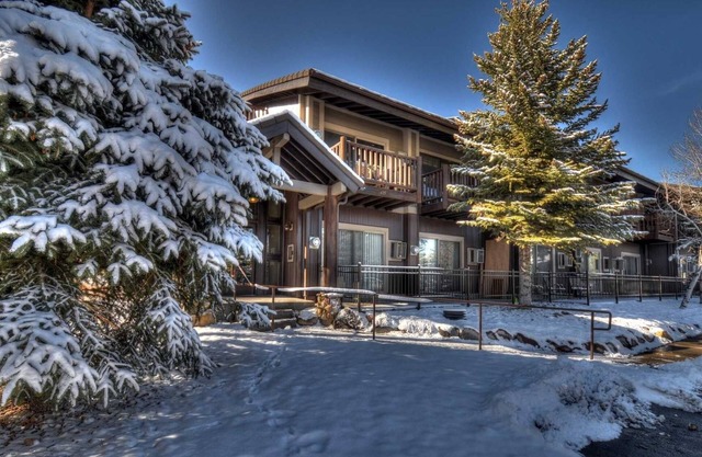 Remodeled Prospector Condo, Washer/Dryer, Fireplace, Kitchen, on Free Bus Route!