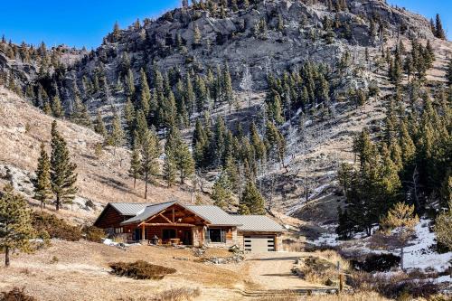 Remote Mountainside Cabin By Stillwater River