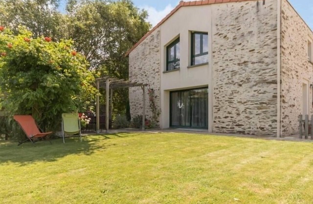 Renovated Home near Loire: Garden, Modern Amenities, 3 Bedrooms, Close to Nantes