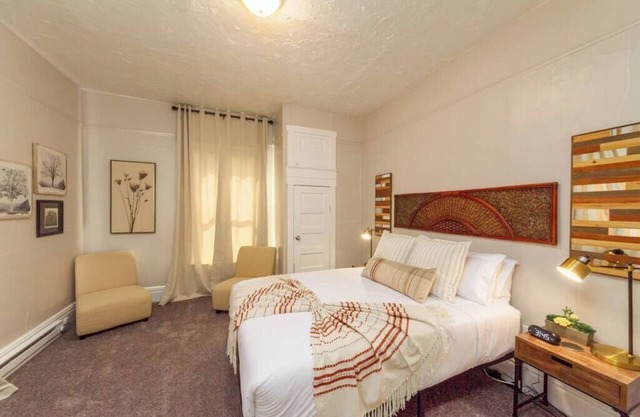 Renovated 2 bed, 2 bath, Near Arena and Downtown!