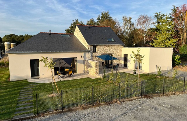 Renovated Barn with Terrace & Garden, Near Canal, 20km from Nantes - Ideal for Families or Professionals