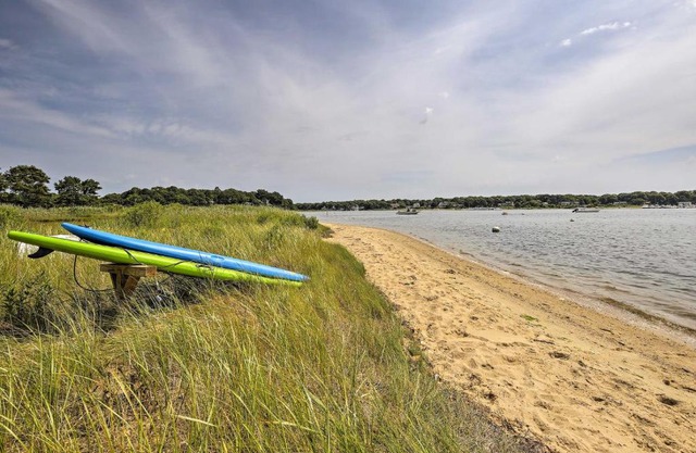 Renovated Cape Cod Home Walk to Beach and Downtown!