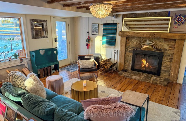 Renovated Charming Rustic Farmhouse, Modern + Stylish Retreatnn