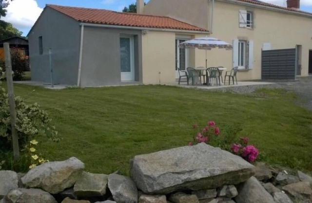 Renovated Farmhouse with Garden, Terrace, and Wifi on Active Farm