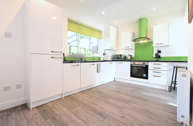 Renovated in 2024,3 Bed House near The Elizabeth Line. Suitable for Contractors.