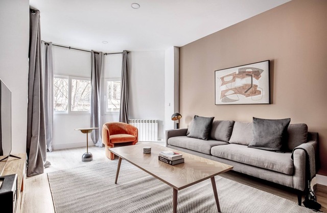 Renovated La Dreta de l'Eixample 3BR, by Blueground
