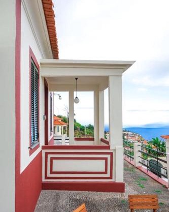 Renovated Traditional House w 3BR & Outdoor Space