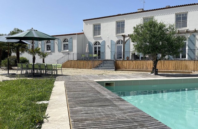 Renovated villa in Cholet with private pool and lake view, ideal for 15 people