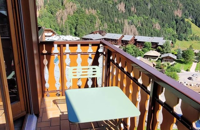 Rent 2 rooms cabin mezzanine in Saint-Jean-d'Aulps, ski-in/ski-out, parking, pets allowed