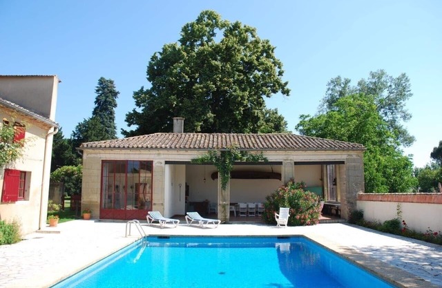 Rental in the wing of a XVIII chartreuse with private pool